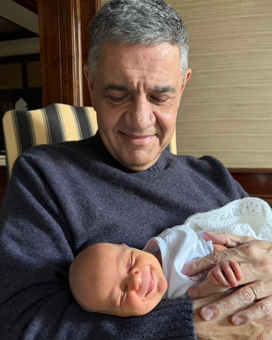 María Belén Ludueña y Jorge Macri junto a su hijo