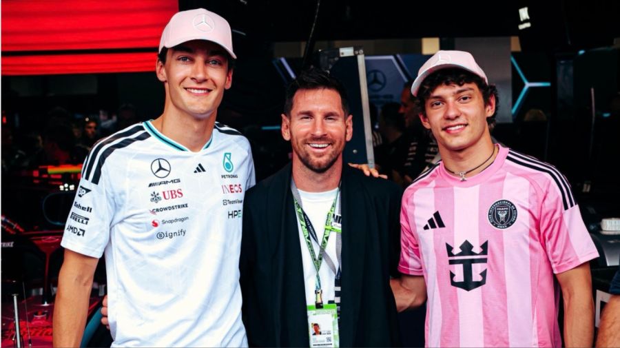 Messi con los pilotos de Mercedes