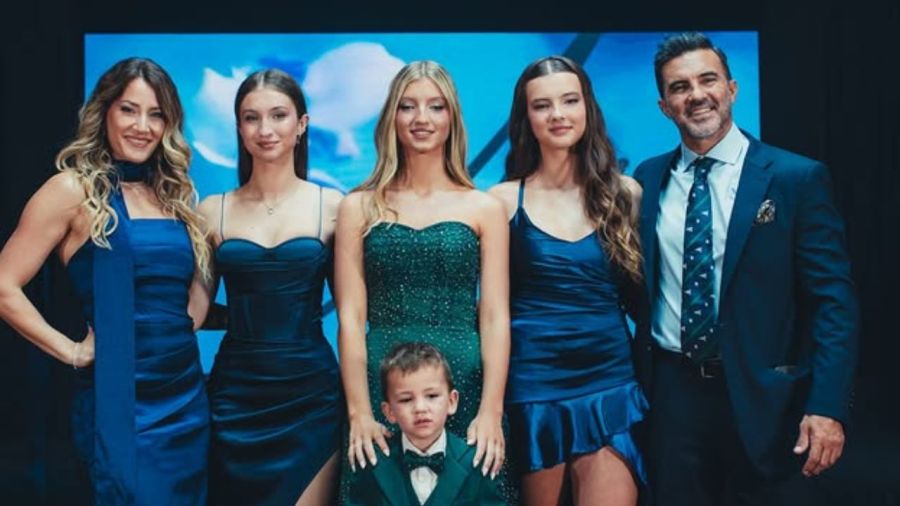 Mica Viciconte con Fabián Cubero, su hijo Luca y las hijas de Nicole Neumann
