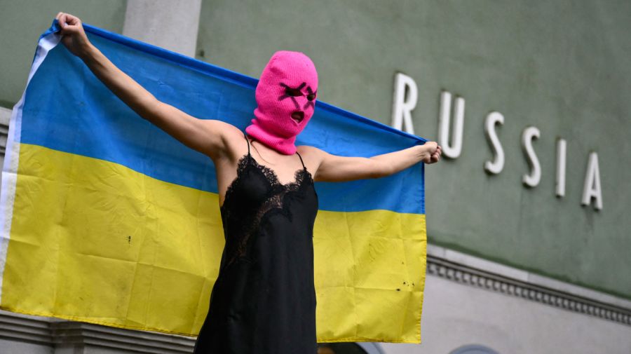 Activistas protestan contra la participación de Rusia en la Bienal de Venecia 06052026
