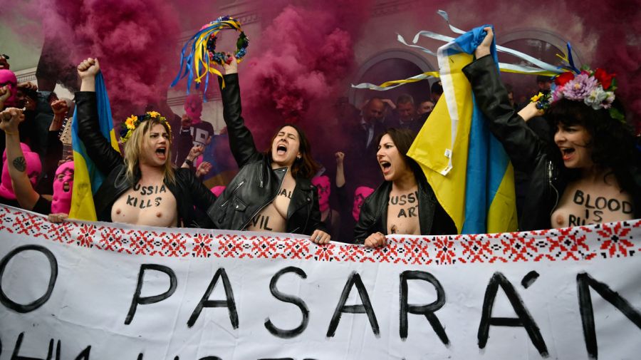 Activistas protestan contra la participación de Rusia en la Bienal de Venecia 06052026