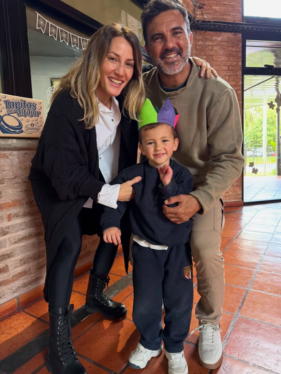 Luca Cubero junto a sus papás
