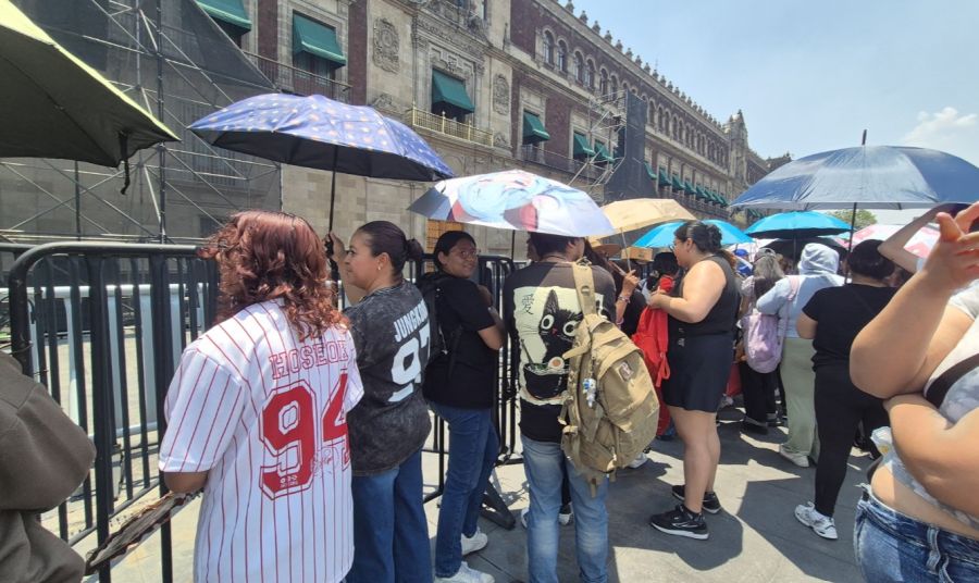 Tras el anuncio de la presidenta Claudia Sheinbaum, fanáticos de BTS fueron al frente del Palacio Nacional para saludarlos