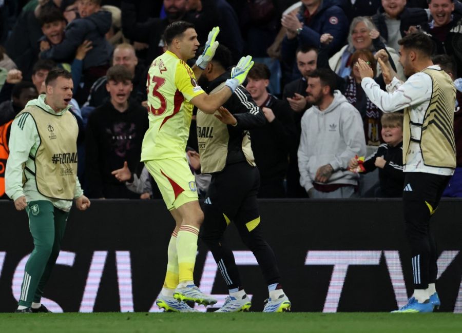 Dibu Martínez en Europa League