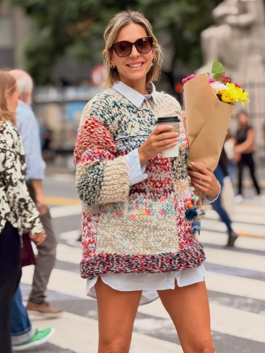 Noelia Marzol con un sweater tejido por ella