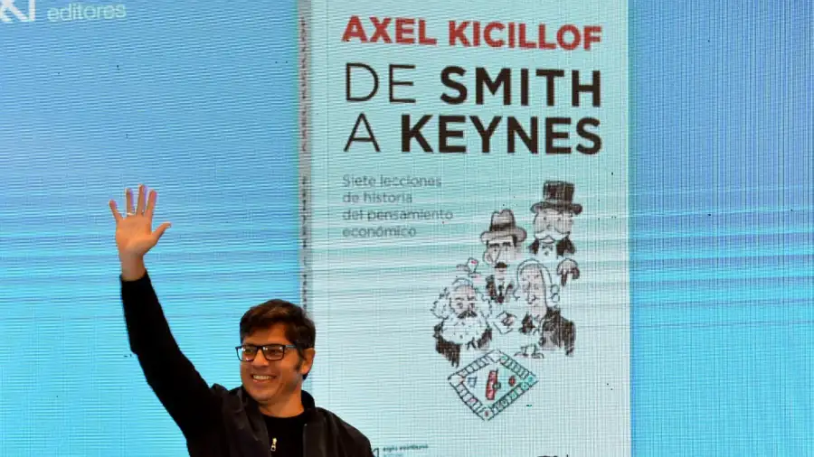 Axel Kicillof, acompañado por Giacomini, fue la gran figura del sábado en la Feria del Libro.