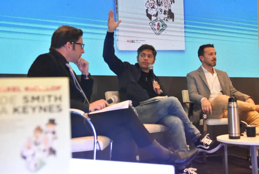 Axel Kicillof, acompañado por Giacomini, fue la gran figura del sábado en la Feria del Libro.