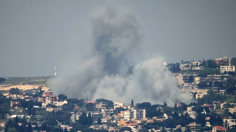 Bombardeo israelí en las afueras de la aldea de Yohmor, Líbano, el 10 de mayo de 2026