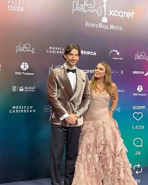 Carlos Torres (actor colombiano conductor de la gala) y su pareja Johanna Castro en la alfombra roja