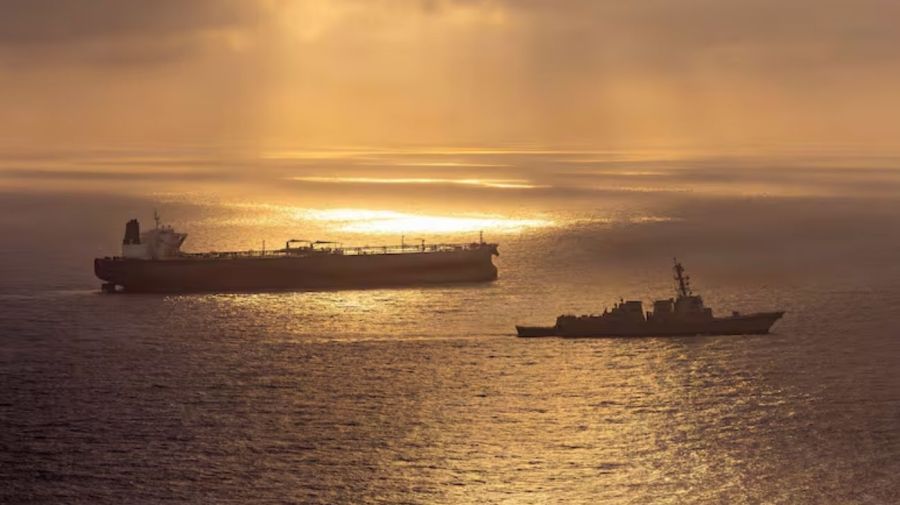 El destructor de misiles guiados USS Rafael Peralta bloquea el avance del buque petrolero Herby, de bandera iraní