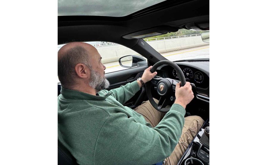 Manejamos el Porsche 911 Carrera T: larga vida a la caja manual