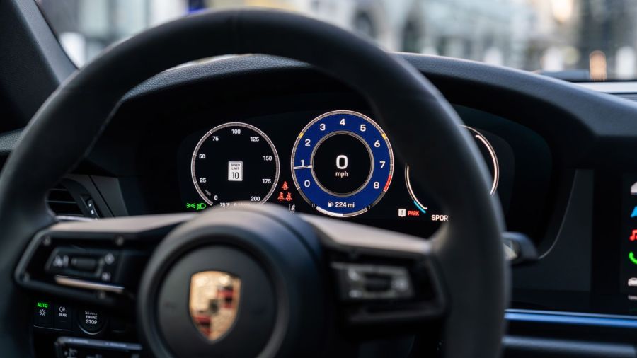 Manejamos el Porsche 911 Carrera T: larga vida a la caja manual
