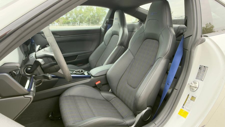 Manejamos el Porsche 911 Carrera T: larga vida a la caja manual