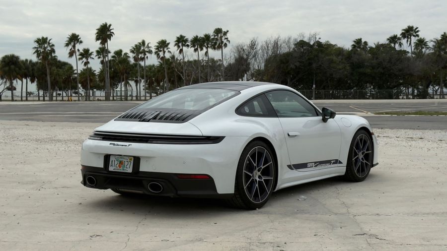 Manejamos el Porsche 911 Carrera T: larga vida a la caja manual