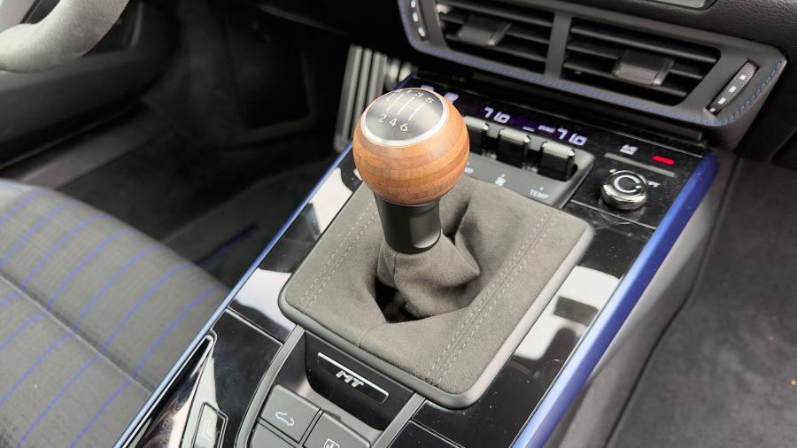 Manejamos el Porsche 911 Carrera T: larga vida a la caja manual
