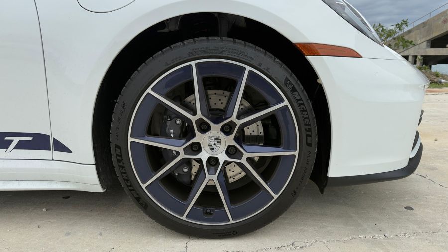 Manejamos el Porsche 911 Carrera T: larga vida a la caja manual