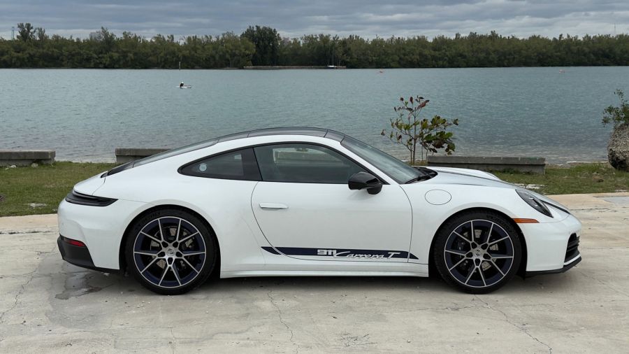 Manejamos el Porsche 911 Carrera T: larga vida a la caja manual
