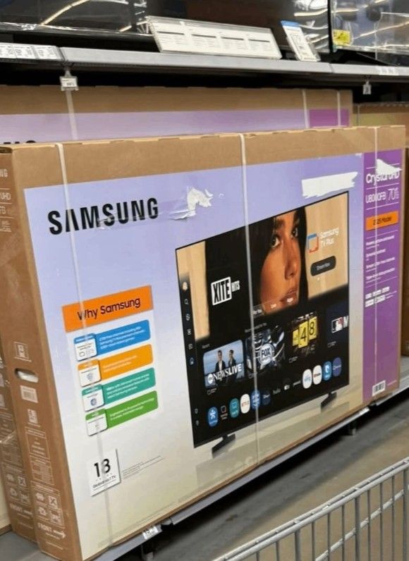 Televisor Samsung con la imagen de Dua Lipa