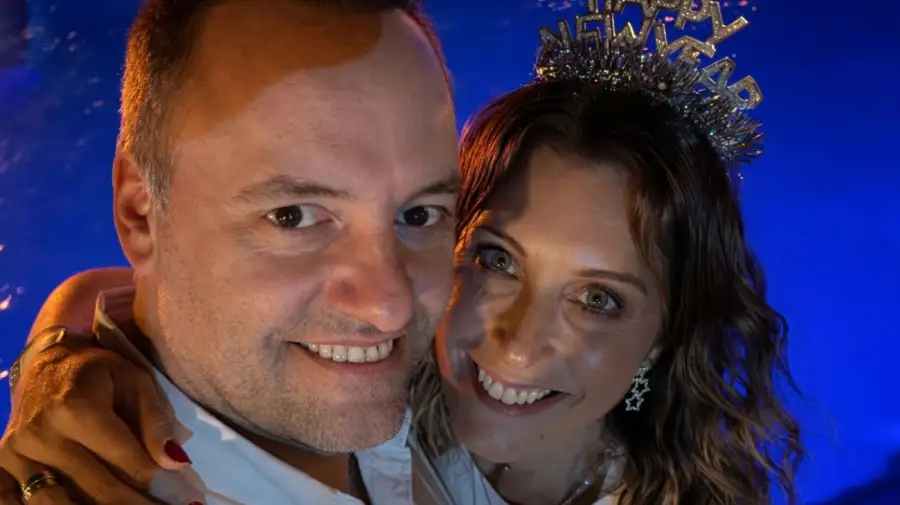 Bettina Angeletti y Manuel Adorni en año nuevo de 2025