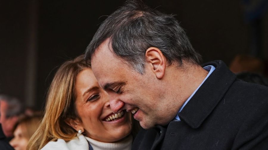 Bettina Angeletti y Manuel Adorni en La Rural, julio de 2025