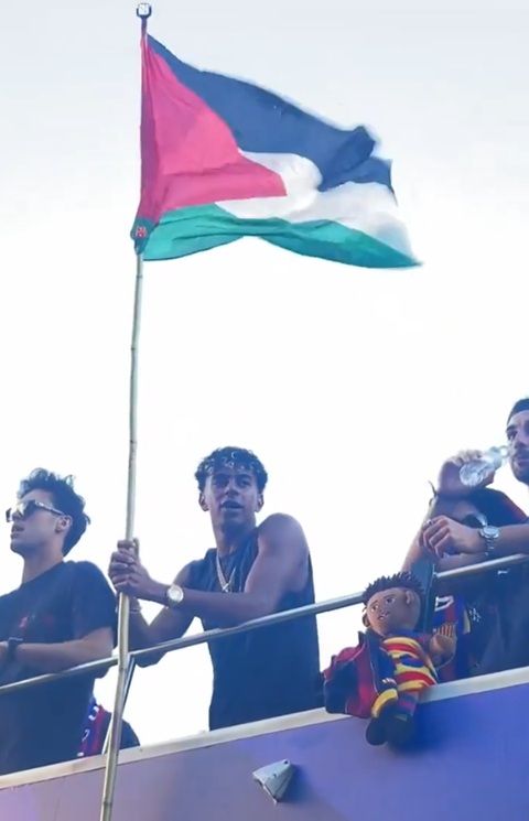 Lamine Yamal con la bandera Palestina