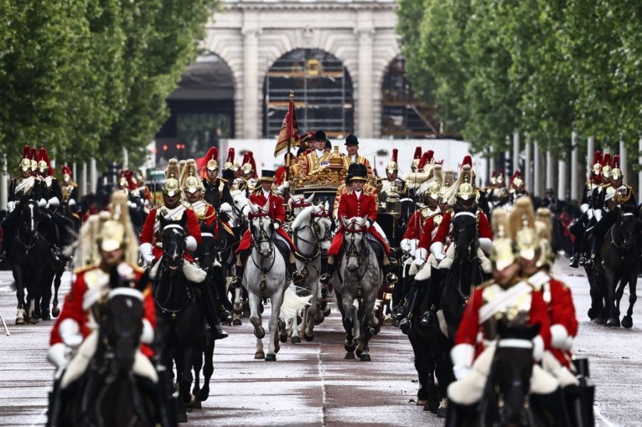 El rey Carlos III de Gran Bretaña y la reina Camilla en la apertura del Parlamento británico este 13 de mayo de 2026