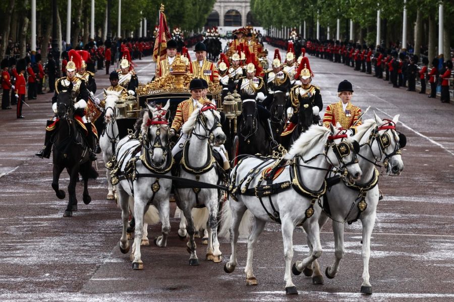 El rey Carlos III de Gran Bretaña y la reina Camilla en la apertura del Parlamento británico este 13 de mayo de 2026