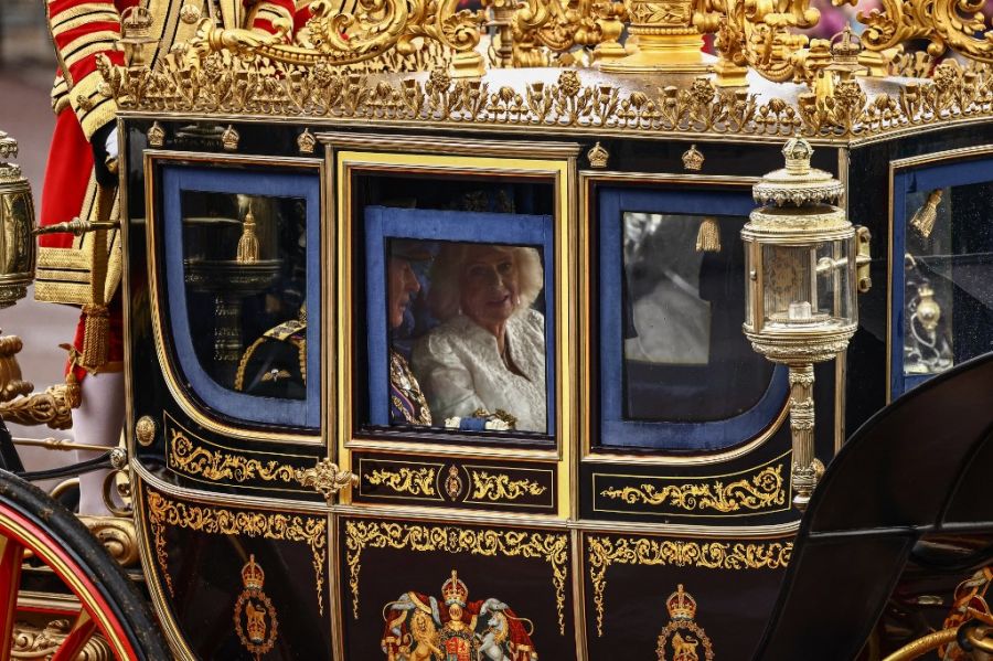 El rey Carlos III de Gran Bretaña y la reina Camilla en la apertura del Parlamento británico este 13 de mayo de 2026