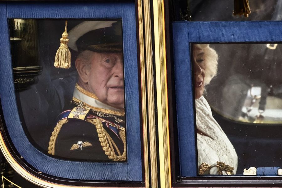 El rey Carlos III de Gran Bretaña y la reina Camilla en la apertura del Parlamento británico este 13 de mayo de 2026