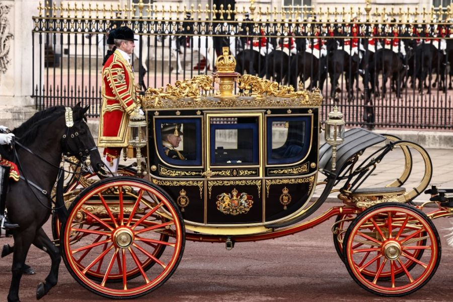 El rey Carlos III de Gran Bretaña y la reina Camilla en la apertura del Parlamento británico este 13 de mayo de 2026