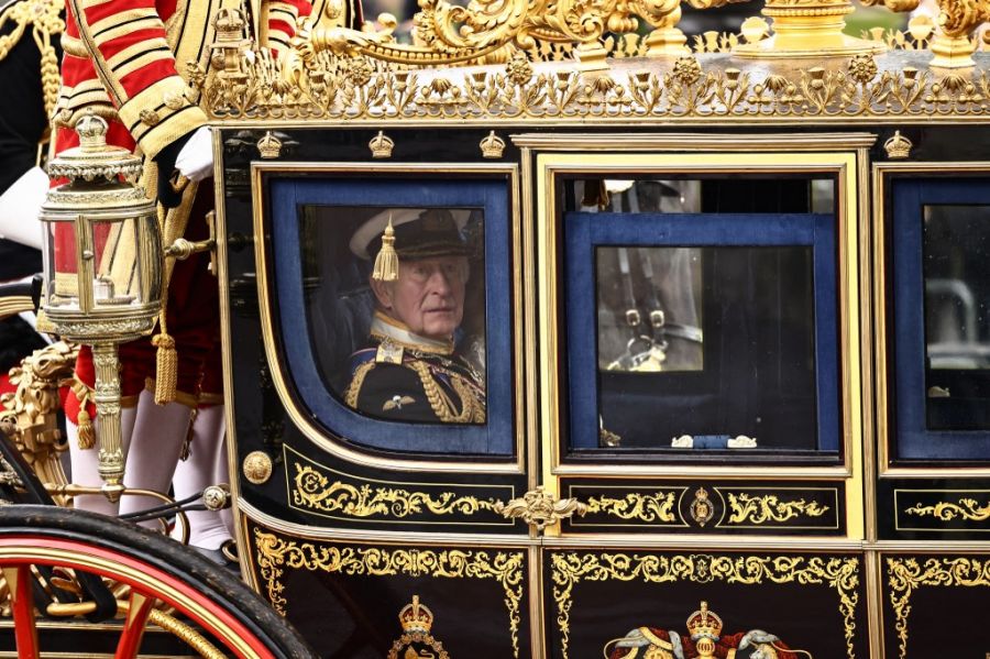 El rey Carlos III de Gran Bretaña y la reina Camilla en la apertura del Parlamento británico este 13 de mayo de 2026