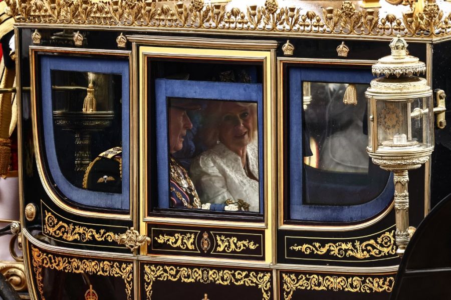 El rey Carlos III de Gran Bretaña y la reina Camilla en la apertura del Parlamento británico este 13 de mayo de 2026