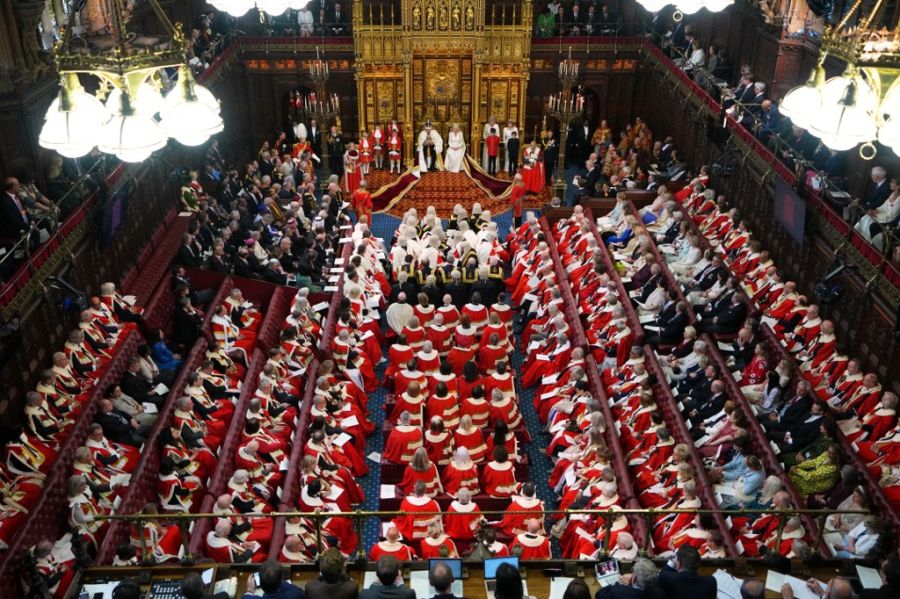 El rey Carlos III de Gran Bretaña y la reina Camilla en la apertura del Parlamento británico este 13 de mayo de 2026