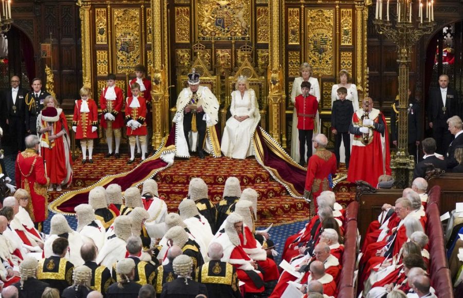 El rey Carlos III de Gran Bretaña y la reina Camilla en la apertura del Parlamento británico este 13 de mayo de 2026