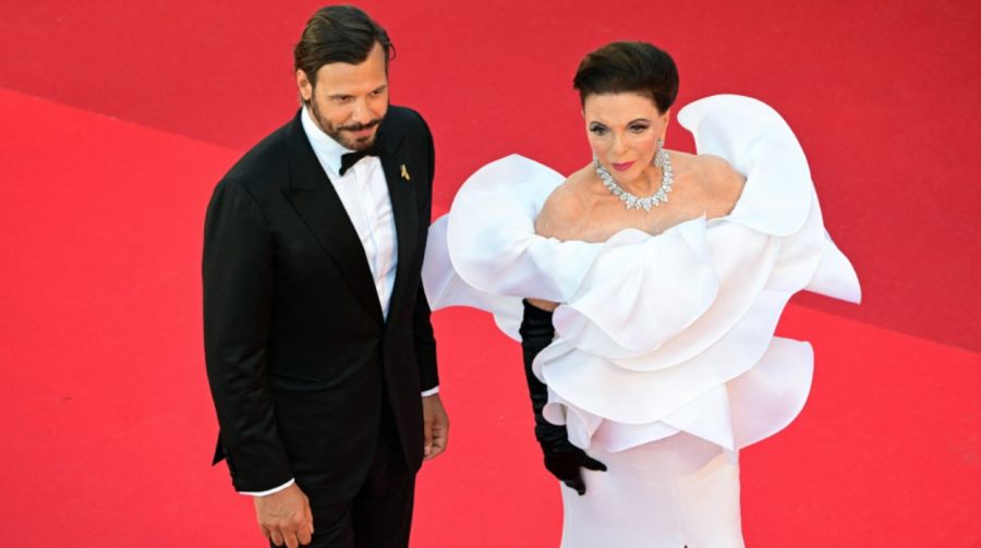 Joan Collins y el actor francés Laurent Lafitte