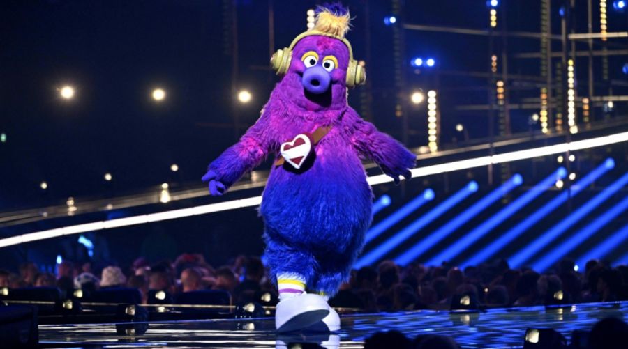 La mascota Auri aparece en el escenario durante un ensayo general de la primera semifinal del Festival de Eurovisión 2026