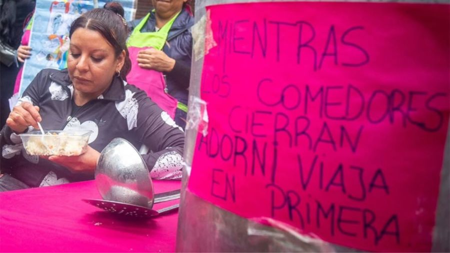 Cocineras comunitarias de Barrios de Pie realizan una olla popular en Plaza de Mayo en protesta contra el Gobierno