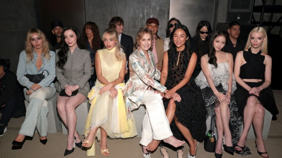 Miley Cyrus, Mikey Madison, Sabrina Carpenter, Greta Lee, Jisoo y Anya Taylor-Joy en la primera fila del desfile de la colección Crucero 2027 de Dior