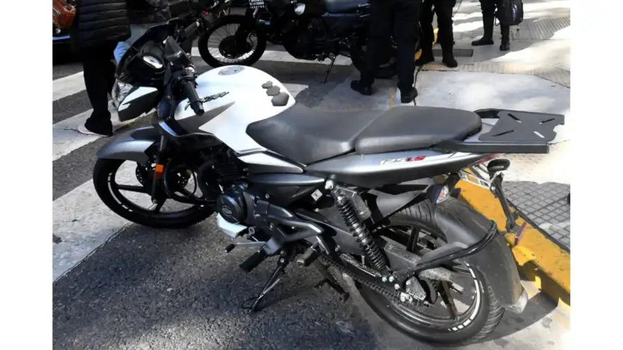 La moto secuestrada por la Policía de la Ciudad junto a las figuritas del Mundial FIFA 2026