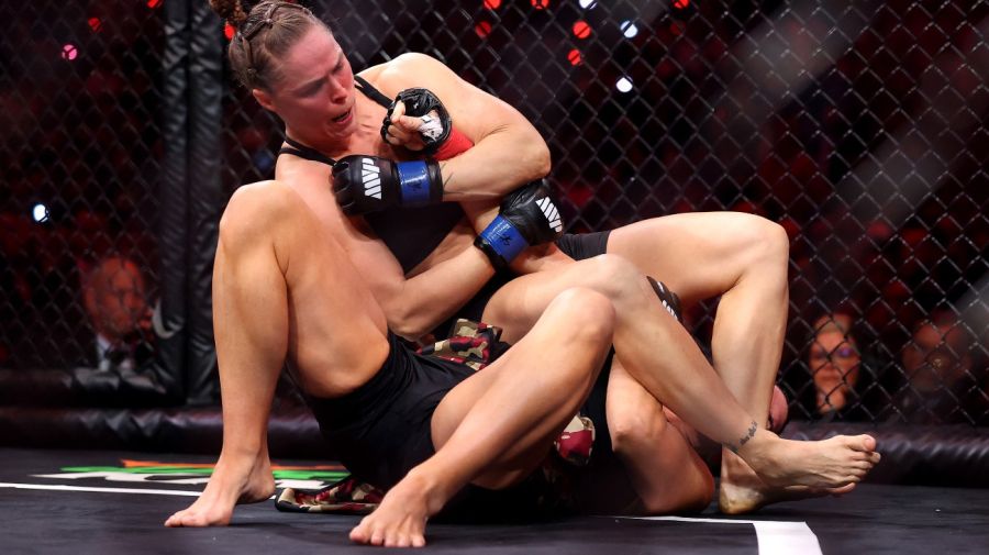 Ronda Rousey obliga a Gina Carano a rendirse con una llave de brazo en su combate de peso pluma