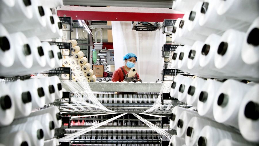 Fotogaleria Un trabajador supervisa los productos destinados a la exportación en una fábrica de embalaje en Lianyungang, en la provincia oriental china de Jiangsu