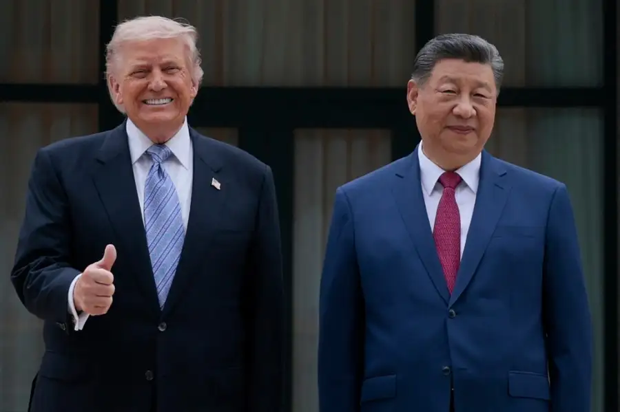 El presidente estadounidense Donald Trump (izquierda) posa para fotos con el presidente chino Xi Jinping durante una visita al Jardín Zhongnanhai en Pekín el 15 de mayo de 2026.