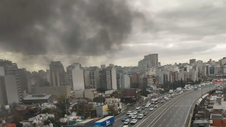 Incendio de un micro en la autopista 25 de Mayo 20052026