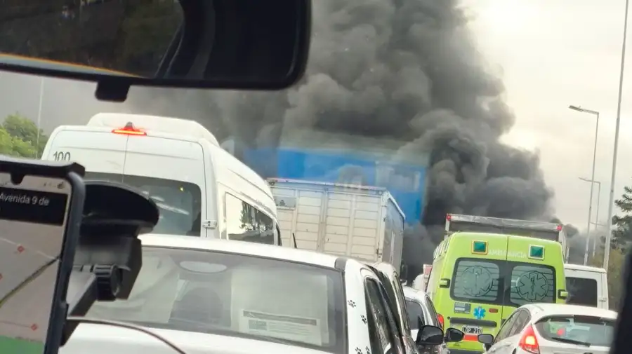 Incendio de un micro en la autopista 25 de Mayo 20052026