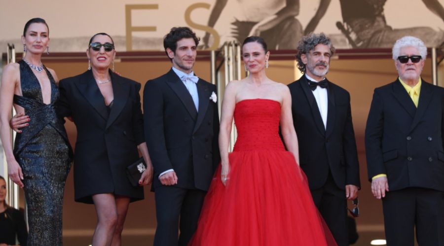 Nieves Álvarez, Rossy de Palma, Quim Gutiérrez, Aitana Sánchez-Gijón, Leonardo Sbaraglia y Pedro Almodóvar 