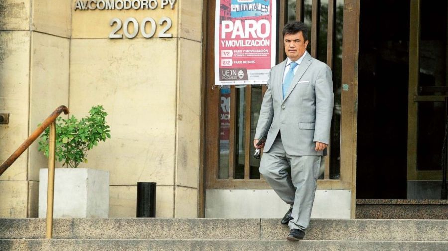 El fiscal Guillermo Marijuán sale de Comodoro Py 2002, centro neurálgico del Poder Judicial argentino