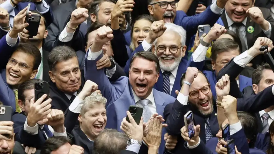 Flavio Bolsonaro busca reposicionarse en el centro de la interna de la derecha brasileña