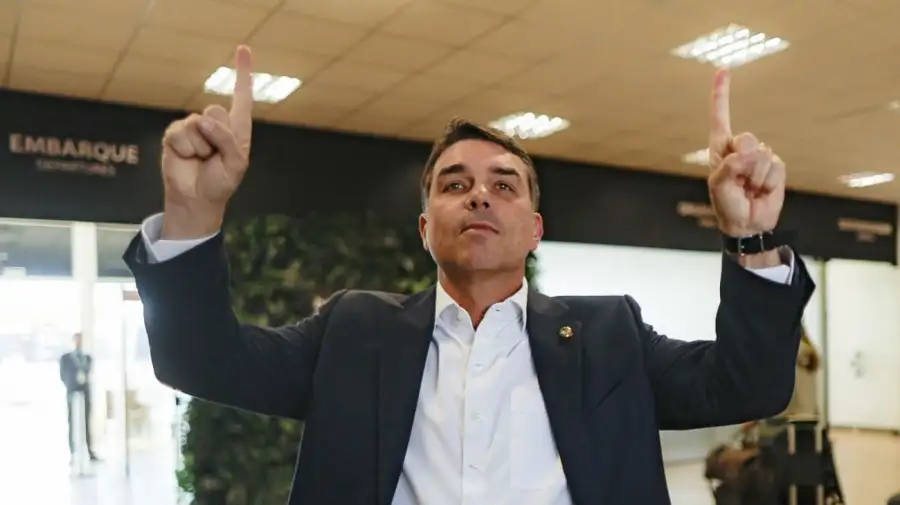 Flavio Bolsonaro viaja a Washington en busca del apoyo político de Donald Trump