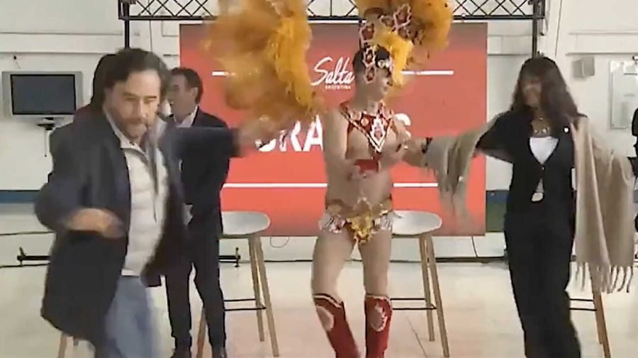 Gustavo Sáenz bailó con los bailarines del carnaval 21052026