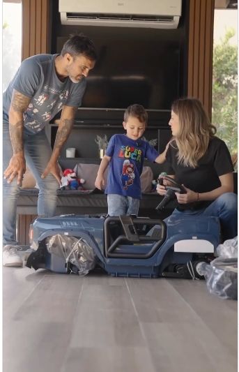 Mica Viciconte y Fabián Cubero con su hijo